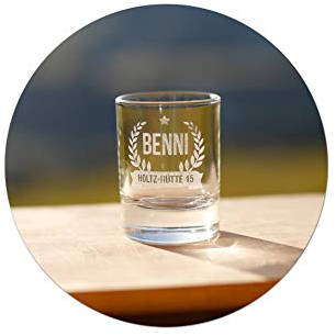 Schnapsglas 4 cl mit persönlicher Gravur – Stamperl individuell graviert – Kranz-Motiv mit 2 Gravurfeldern – Spülmaschinenfestes Pinnchen von Montana (Leonardo)