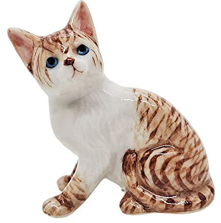 WitnyStore Winzige 3,8 cm lange weiß-braune getigerte Kurzhaar-Katze sitzend Blick nach oben links – Miniatur-Figur, handbemalte Keramik, Katzen, Kätzchen, Tier, niedliches Porzellan, dekorative