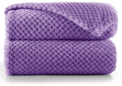 RESTILO Kuscheldecke 150x200 cm violett Decke Microfaser Wohndecke Henry | Tagesdecke Fleece weich sanft kuschelig skandinavischer Stil lila