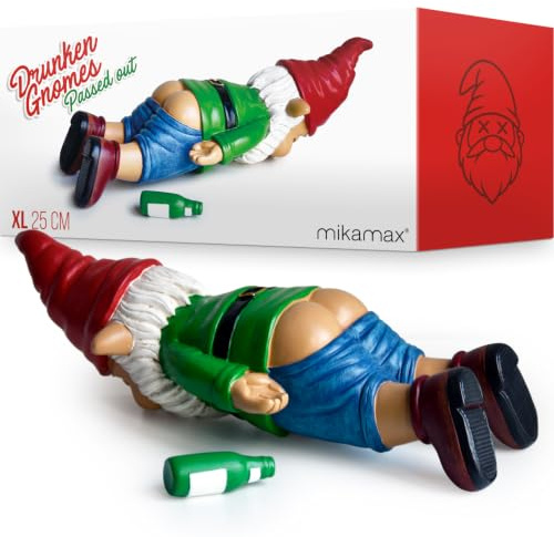 mikamax Betrunkener Gartenzwerg Figur - 24,5 cm - Lustiger liegender Zwerg mit Flasche - Wetterfeste Resin Gartendeko - Balkon, Terrasse oder Garten - Geschenkidee