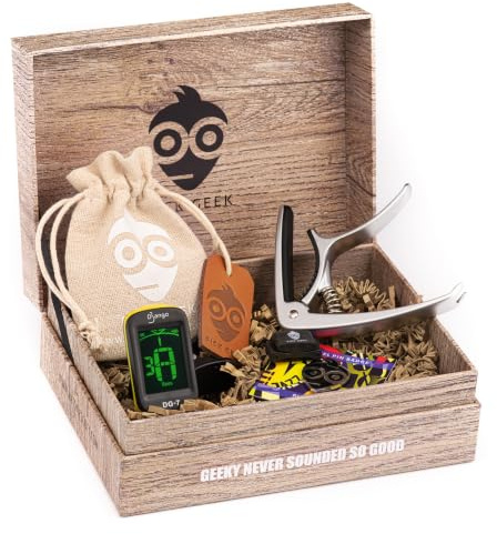 Pick Geek Gitarren-Plektren Bundle | 33 Hochwertige Sortierte Gitarren-Picks | Django Schnellspanner-Kapodaster Capo | Clip-on Stimmgerät | Pickhalter plus Emaille-Pin | Geschenk in toller Geschenkbox