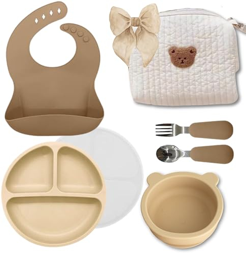 Set Vaisselle Silicone Bébé – Cadeau de Naissance – Kit Repas 7 Pièces Ti’Djuby® : Assiette Ventouse avec Couvercle, Bol, Cuillère, Fourchette, Bavoir et Sac à Couches – Beige