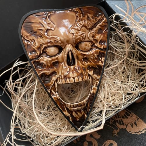 Planchette o Puntero para Tabla ouija. Simula una Cabeza Humana huesuda y Cuenta con una Lente Que Amplia la Letra seleccionada. Pintada a Mano con Barniz Envejecido
