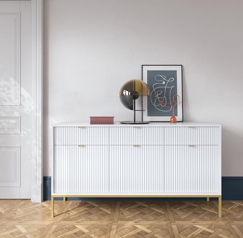 BETTSO - Nova KSZ-154 - Kommode - Schminktisch - Komodenschrank - 83 cm hoch, 154 breit - 3 Schubladen, Geriffelt - für Wohnzimmer - Modern, Glamour - Weiß - mit goldenen Griffen und Beinen