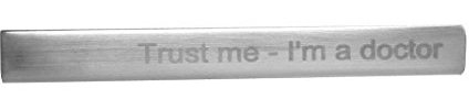 kurze Mediziner Krawattenklammer Krawattennadel silbern matt mit Gravur: Trust me - I'm a doctor - 5,2 cm lang + Geschenkbox