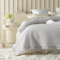 ROOM99 Molly Elegante Manta Gris Claro 200 x 220 cm, Versátil como Colcha o Cubresofá para Cama y Sofá