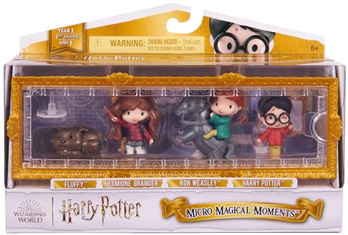 Wizarding World Harry Potter - Micro Magical Moments Sammelfiguren Geschenkset mit Harry Potter, Ron Weasley, Hermine Granger, Hund Fluffy und Setzkasten, ab 6 Jahren, Fanartikel