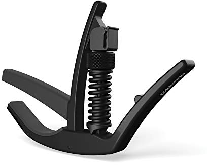 Planet Waves PW-CP-10 Capos NS Artist Kapodaster Geeignet für 6-saitige Akustik- und E-Gitarren Integrierter Plektrumhalter Aluminium schwarz