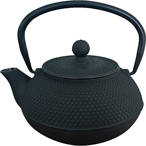 BEZAX Teekanne aus Gusseisen, Teekessel, mit Edelstahlsieb, Teekanne im Design mit schwarzen Punkten und emaillierter Innenseite, Innenraum für 20 Unzen (600 ml) (SCHWARZ)