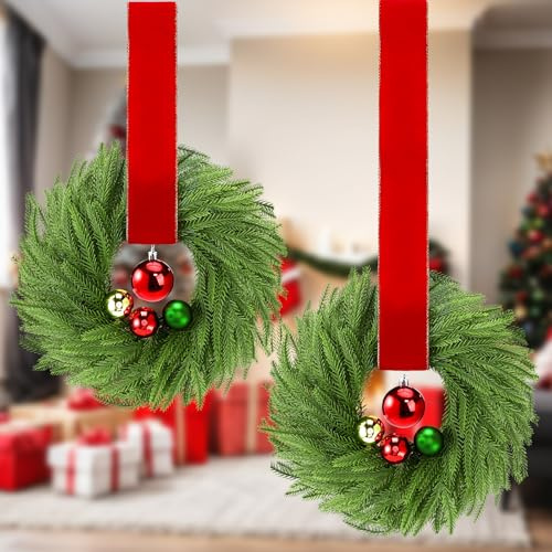 Thiccywoov 2 coronas de pino de Norfolk artificiales realistas para decoración con bola brillante colorida colgante de Navidad para puerta, chimenea, porche, pared, ventana, decoración interior y