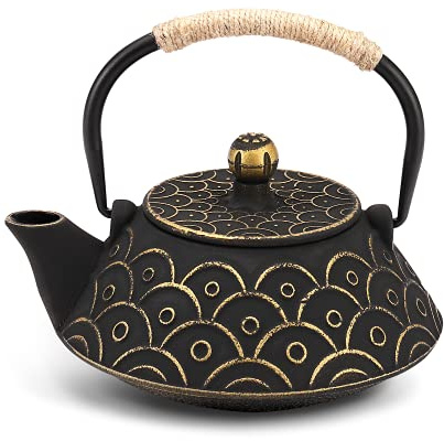 VUDECO Japanische Teekanne Gusseisen Teekessel mit Teesieb Japanische Teekanne mit Teesieb für losen Tee Wasserkocher Set Gusseisen Teekessel Herd Top Safe, Schwarz mit Gold Wellenmuster 900ml