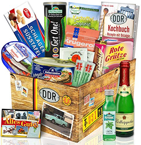 „DDR SPEZIALITÄTEN BOX“ mit Waren als Geschenk für Freundin zum Geburtstag | mit Rotkäppchen, Komet, VIBA, Pfeffi, Schlagersüßtafel Schokolade, Brause, Krügerol, Spreewaldgurken und DDR Kochbuch
