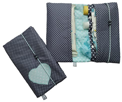 die-kreative-fee Handmade Windeltasche Stoff 4 Fächer Windelorganizer | mit Elastikkordel, geöffnet ca. 33x27 cm, ideal für unterwegs, Herzapplikation auf grauen Pünktchen
