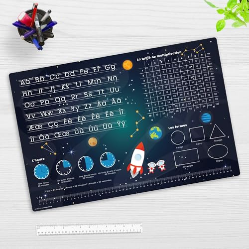 Schreibtischunterlage für Kinder – Lernunterlage in Französisch zur Einschulung in Weltraum Optik ABC, 1x1, Uhrzeiten – 60 x 40 cm – aus abwischbarem Vinyl - Made in Germany