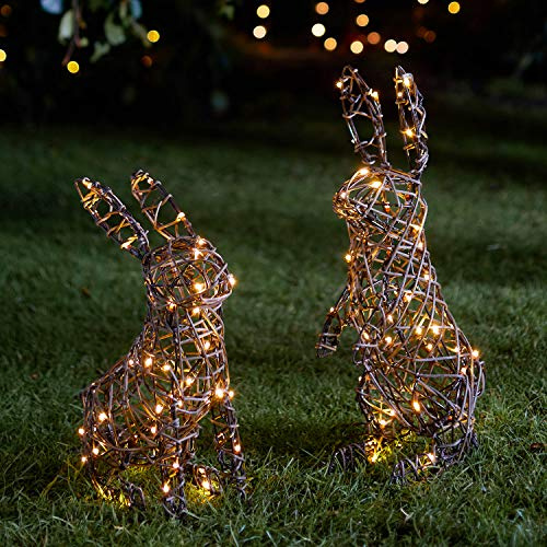 Lights4fun 2er-Pack Springende Rattan-Osterhasen mit insgesamt 100 warmweißen LEDs für den Außenbereich Garten Dekoration Ostern Beleuchtet Figuren mit Timer Bunny