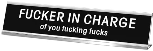 Menkxi Lustige Schreibtischschilder für Büro, Namensschild, Bürodekoration, schwarzes Schreibtischschild für Damen, Herren, Kollegen, Geschenk, Heimbedarf, Zubehör, 25,4 x 5,1 cm (Fucker in Charge of)