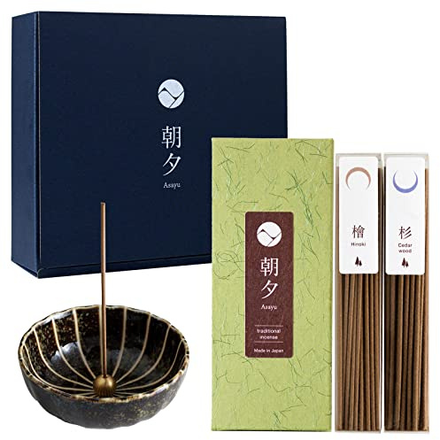 Asayu Japan Gift Set di Incensi Tradizionali e Portaincenso in Ceramica con Supporto in Ottone - Set di Bastonici d'Incenso Foresta (Hinoki + Cedro) + Portaincenso Loto Verde
