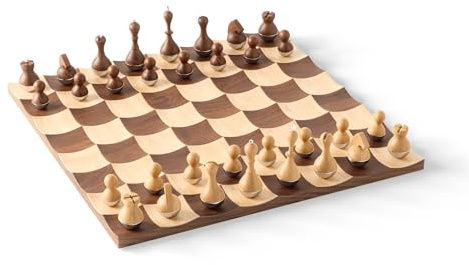 Umbra Wobble Schach Set mit vertieften Spielfeldern aus hochwertigem Ahorn- und Walnussholz, 38 x 38 x 11 cm