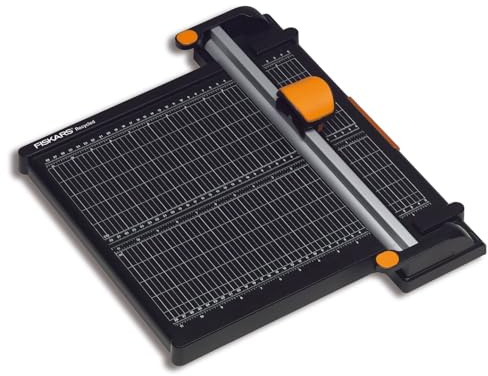 Fiskars Recycelte Titanium Papierschneidemaschine, Ø 45 mm, A4, Schwarz/Orange, 1004640