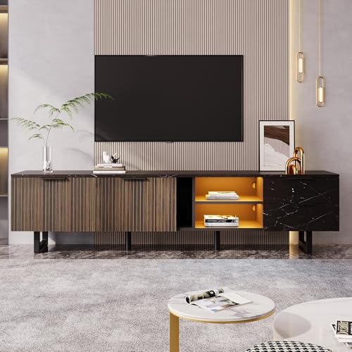 Moimhear Mueble de TV de 200 cm con aspecto de mármol negro, puertas de vetas de madera oscura, iluminación LED ajustable, dos puertas y dos cajones