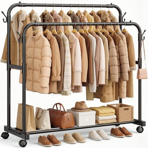 Klyvvo Doppelter Kleiderständer auf Rollen mit 4 Haken & Anti-Rutsch Design, Kleiderstange, Stabil Garderobenständer für Kleider, Pullover, Mäntel, Clothes Rack, bis 75 kg belastbar