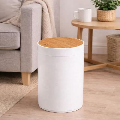 DAMDAM GO Papelera de Baño 5L con Tapa Basculante de Bambú Natural, Cubo de Basura Pequeño Blanco Diseño Minimalista Moderno para Baño, Dormitorio y Oficina