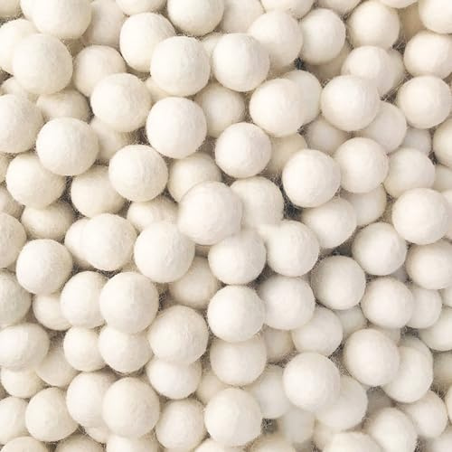 Set mit 20 weißen, natürlichen, handgefertigten Filzkugeln - Filzpompons - Für Bastelarbeiten und Girlanden - 2 cm