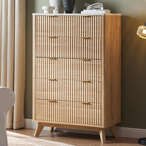 AetherWood Kommode mit 5 Schubladen, 122 cm groß, Moderner Rillen-Schubladenschrank, Gewölbtes Design, mit Melaminplatte in Marmor-Optik, Sideboard für Schlafzimmer & Wohnzimmer, Natur-Eiche