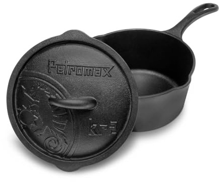 Petromax Gusseisen Kasserolle mit Deckel - 2 L Bräter & Schmortopf | Induktionsgeeignete Stielkasserolle für Camping & Herd, Aroma-Profil im Deckel, 2 Ausgießhilfen für Soßen & Eintöpfe