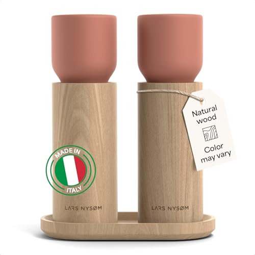 LARS NYSØM Moulin Sel et Poivre Manuel en Bois avec Plateau – Broyeurs Réglables en Céramique – Moulins Poivre Èlégant set en Hêtre pour Cuisine ou Table à manger (Brick Red)