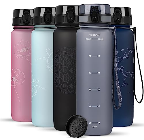 720°DGREE Trinkflasche 1l mit Motivationsskala “uberBottle“ +Sieb - BPA-Frei - Wasserflasche für Uni, Sport, Fitness, Fahrrad, Outdoor - Sportflasche aus Tritan - Leicht, Bruchsicher, Nachhaltig