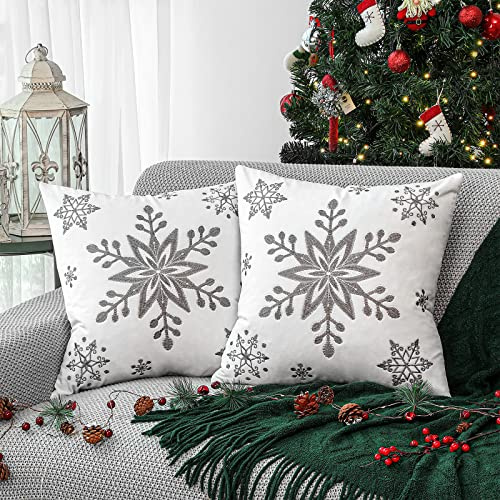 Lewondr Weihnachten Kissenbezug, 2 Stück Samt Kopfkissenbezug mit Schneeflocken Stickerei, Quadratischer Sofakissenbezug Weihnacht Zierkissenbezug für Zuhause Auto Büro 45x45 cm - Weiß