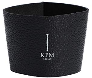 KURLAND lädermanschett för to-Go mugg porslin från KPM Berlin – kaffekopp to-Go – te to-go – det miljövänliga stiluttalandet för kaffe & te – svart läderhylsa med vit logotyp
