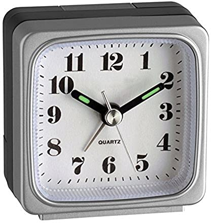 TFA Dostmann Wecker analog, 98.1079, Reisewecker mit Quarzuhrwerk, nachleuchtenden Zeigern, Weckalarm, batteriebetrieben inklusive Batterie, gut ablesbar, Nachttischuhr, Mini Wecker, klein, Silber