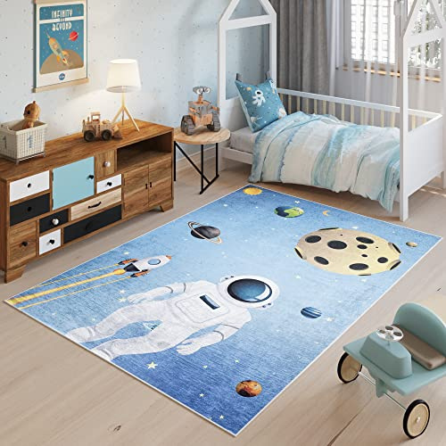 TAPISO Emma Kinderteppich Blau Weltraum Astronaut Antirutsch 140 x 200 cm | Waschbar bei 30 Grad bedruckter Kinderteppich Kinderzimmer Jugendzimmer Modern OEKO-TEX