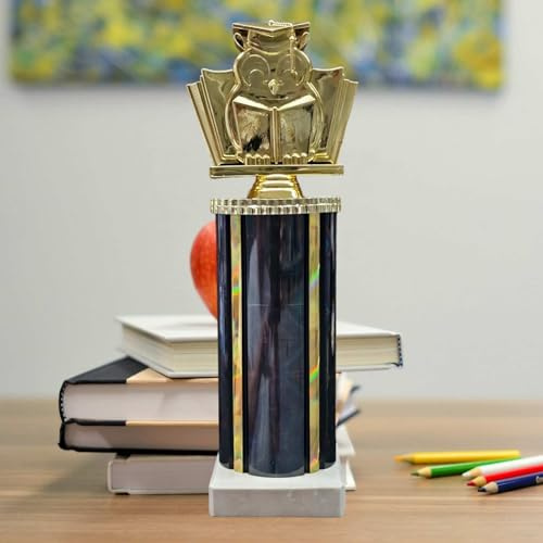 Wissen-Pokal Eule der Weisheit - Trophäe für Bildung, 28 cm, Gold & Bunt | Edle Resin-Auszeichnung auf Holi-Pfauenauge-Säule, Ideal als Bildungspreis oder Award, Gravur auf Wunsch Personalisierbar