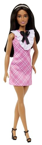 Barbie Fashionistas N°209, Poupée Mannequin Cheveux Noirs avec Robe Rose À Motif Écossais, Serre-Tête Nacré Et Sandales À Talons Jouet Enfant, Dès 3 Ans, HJT06