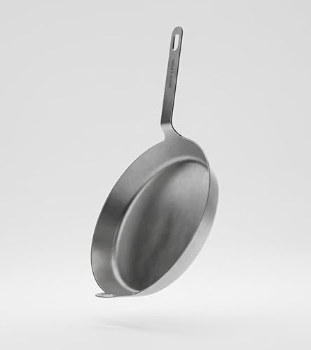 Brass & Steel Padella Sauté in Acciaio al Carbonio, 30 cm, Forgiata in un Pezzo Unico, Superficie di Cottura 26 cm, Altezza 4,5 cm, Manico 18,5 cm