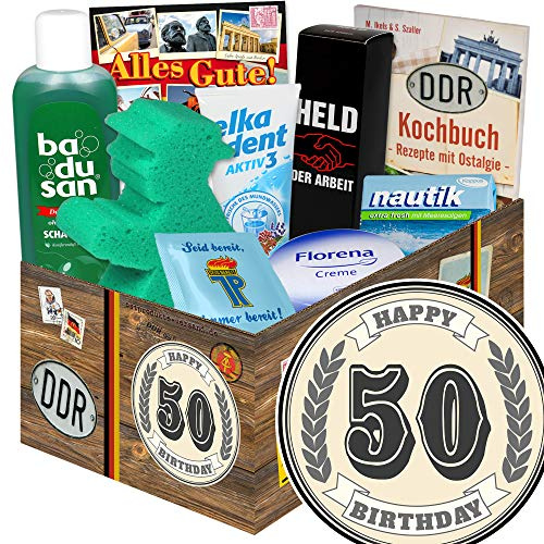 Ostprodukte Geschenkset - DDR Pflegebox inkl. Kochbuch zum 50. Geburtstag | Beauty-Set fuer Frauen & Maenner mit Nautik Seife, Badusan, Florena, Ampelmann Badeschwamm und ueber 40 DDR-Rezepten