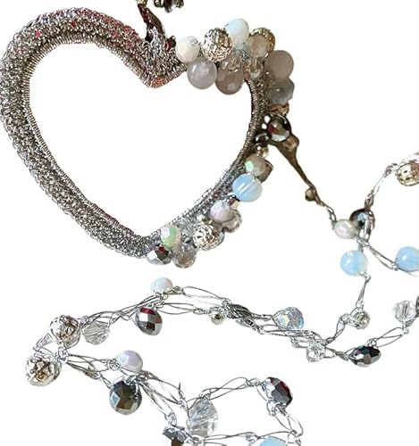 Collana artigianale fatta a mano, lavorata all'uncinetto con filato Lurex argento, cristalli in vetro di Boemia bianchi, panna e argento, cuore con cristalli e resine - Idea regalo donna. Pezzo unico.