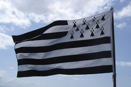 AZ FLAG Drapeau Bretagne 150x90 cm Drapeau Breton Polyester Léger 2 Œillets | Usage intérieur Drapeau décoratif coutures doubles et bords renforcés avec œillets métalliques