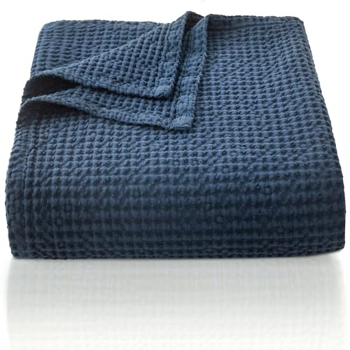 CHUFFED 100% Baumwolle Decke 220 x 240 cm, Weiche und Atmungsaktive Tagesdecke, Waffelmuster Leichte Decke als Sofadecke Couchdecke, Weich Kuschelige Wohndecke Wohnzimmer, Sofa Couch Navy