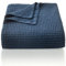 CHUFFED Couvre-lit 220 x 240 cm - 100 % coton - Motif gaufré - Couverture légère - Couverture de canapé, douce et douillette - Pour salon, canapé, bleu marine