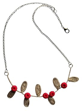Collier au Crochet avec Baies Rouges et Feuilles Beige/Marron Clair – Bijou Rustique Fait Main, artisanat italien, Made in Italy