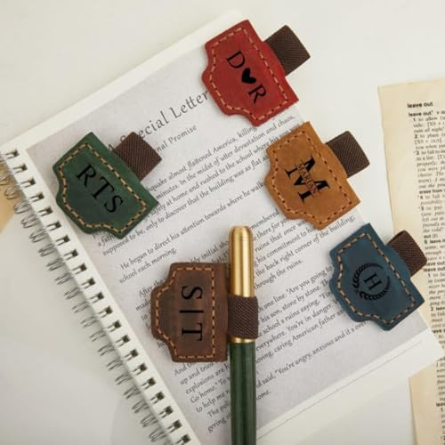 Magnetische Lesezeichen aus Leder mit Stifthalter, individuell gravierter Buchclip mit Namen oder Initiale, Geschenke für Buchliebhaber, Leser, Lehrer oder Büro, Geschenk für Männer und Frauen