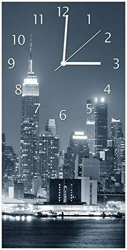 Wallario Design-Wanduhr, Acrylglasuhr Größe 30 x 60 cm, weiße Zeiger, Motiv New York Skyline - Schwarz Weiß Blau