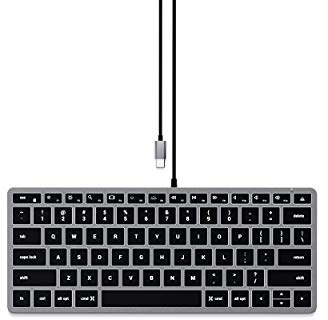 Satechi Slim W1 Tastiera Retroilluminata Cablata, QWERTY Stati Uniti, Connessione USB-C – per MacBook Air e Pro M5 M4, Mac Mini, iPad Air e Pro M5 M4, iMac e altri – Grigio Siderale