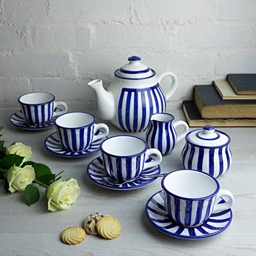 City to Cottage | Service à thé pour quatre | à rayures bleu marine et blanches en céramique fait et peint à la main | grande théière 1,7L 4-6 tasses, pot à lait, sucrier, quatre tasses et sous tasses
