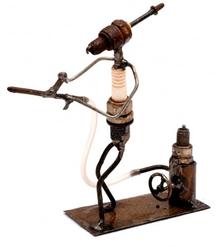 Brillibrum Design Metallmännchen Feuerwehrmann | Handmade | Variante Feuerwehr 1 | Upcycling Zündkerzenfigur | 16x6x16 cm