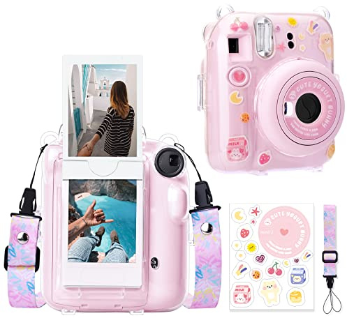 MUZIRI KINOKOO Housse Instax Mini 12 Transparent pour Appareil Photo Fuji Mini 12, étui Rigide en PVC avec Poche Photo Arrière -avec Bandoulière et Autocollant Appareil Photo - Rose